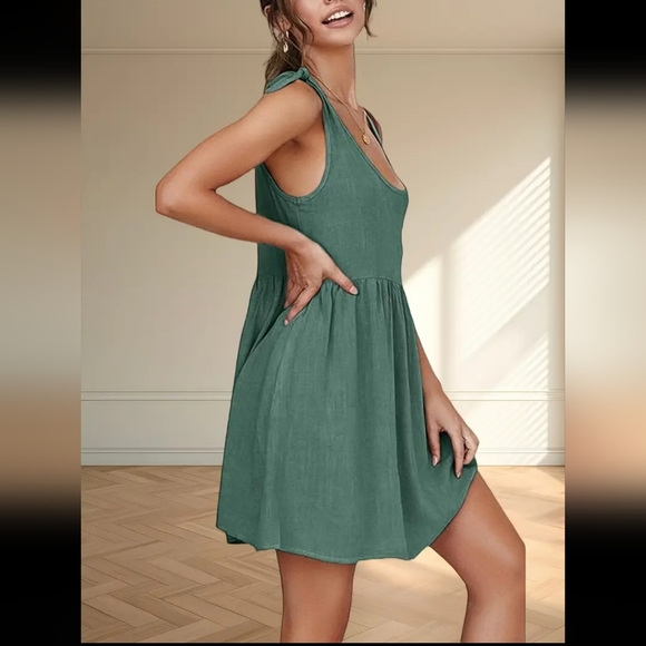 Green Sleeveless Scoop Neck Mini Sundress - Picture 2 of 5